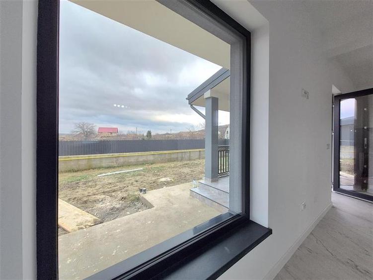 Apartament cu 4 camere decomandat în Lețcani