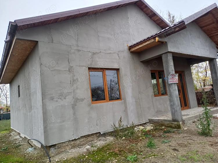 Casa de vanzare cu tot cu teren - 1