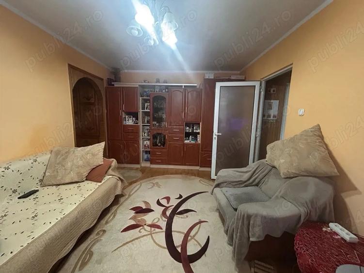 Apartament cu 3 camere semidecomandat în Central