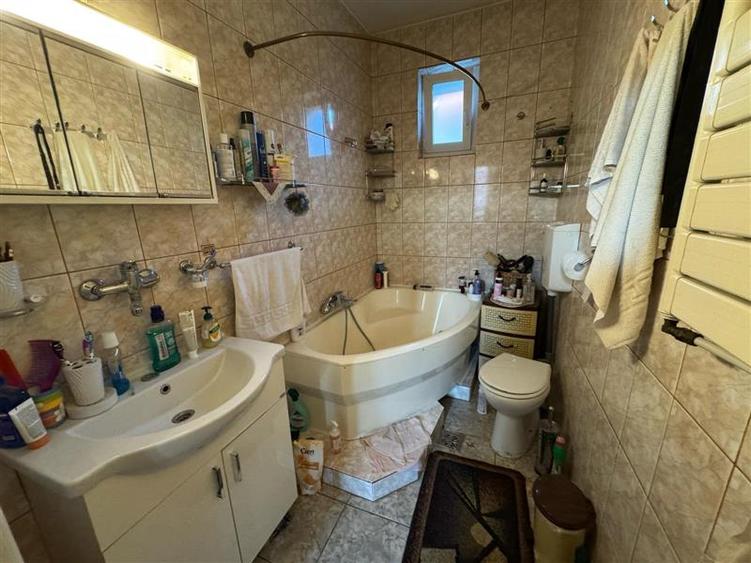 Casa independenta , vintage de vanzare , 300 mp cu teren de 1493 mp Sancrariul d - 14