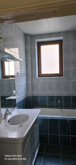 Propietar vind apartament cu 3 camere decomandat in vila etaj 1/2 zona Calea Calarasi sector 3 - 4
