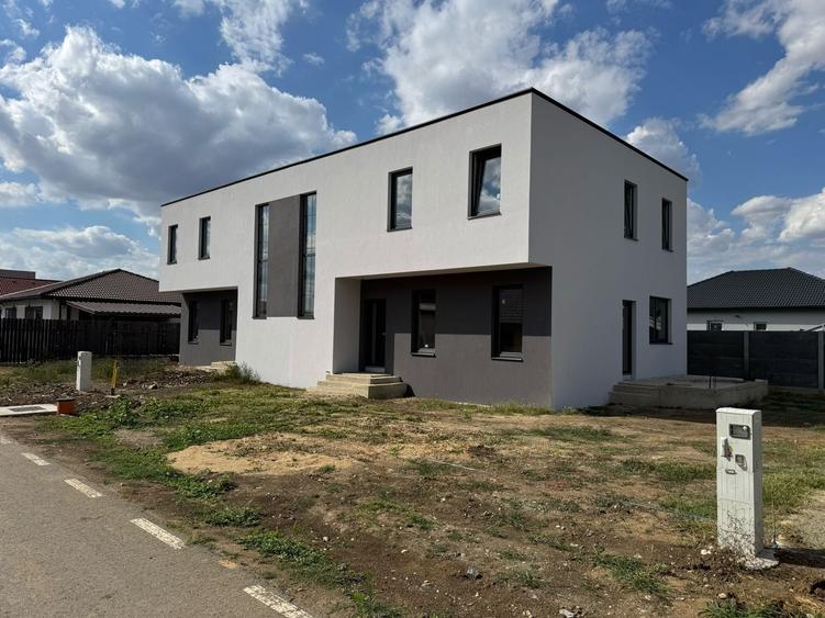 Casă cu 3 camere în Vladimirescu