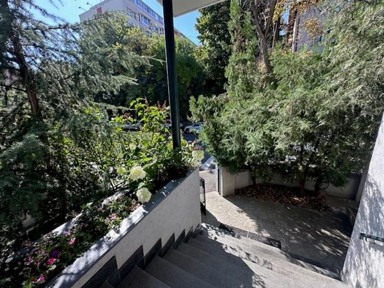 Casă individuală cu 12 camere cu Canalizare în Capitale