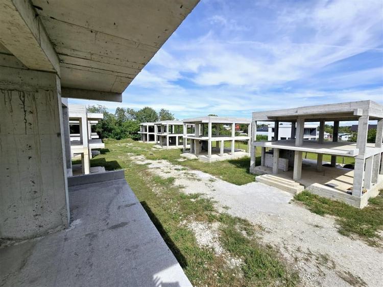 Ansamblu 8 case la structura, 3298mp teren, autorizatie valabila - 1