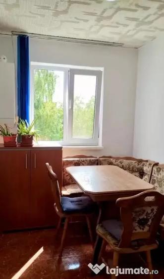 Apartament cu 3 camere semidecomandat în Florilor
