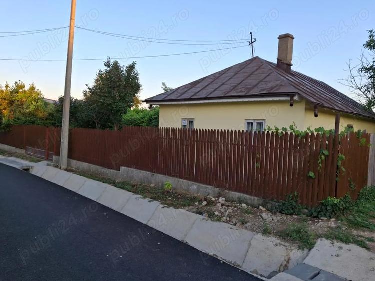Casă cu 3 camere cu Teren 1000 Mp în Cotești