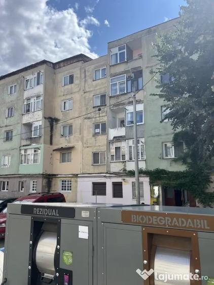 Garsonieră decomandată în Coman