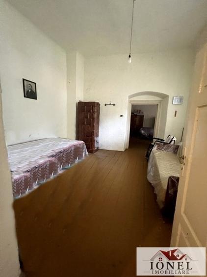 Casă individuală cu 8 camere cu Canalizare în Abrud