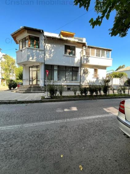 Casă cu 12 camere cu Canalizare în Central