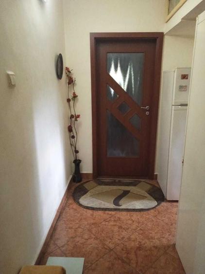 Apartament cu 4 camere semidecomandat în Rovine
