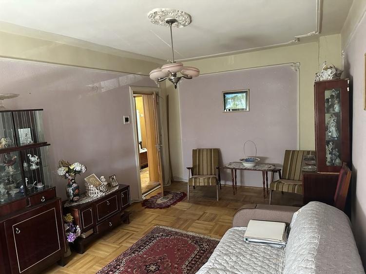 Apartament cu 3 camere decomandat în Central
