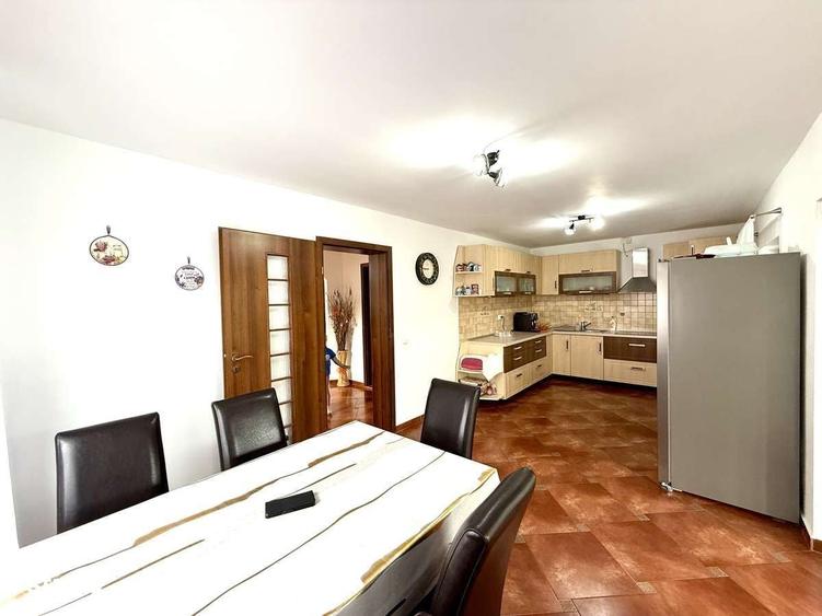 Casă cu 4 camere în Stana