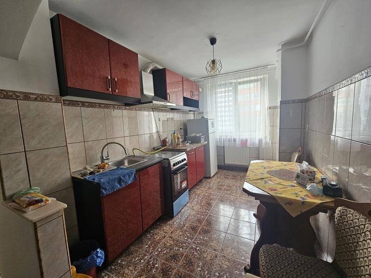 Inchiriez apartament 3 camere - 1