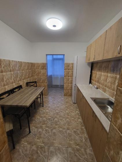 Va propun spre inchiriere un apartament cu 3 camere, decomandat, cu bucataria in - 12