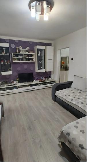 Apartament cu 3 camere semidecomandat, mobilat în Tomis Nord