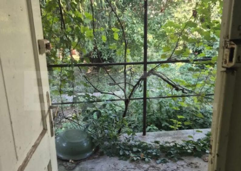 Casa, zona centrala, curte comuna - 1