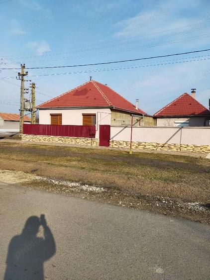 Vand o proprietate de 1080 mp in centrul comunei ?ofronea - 1