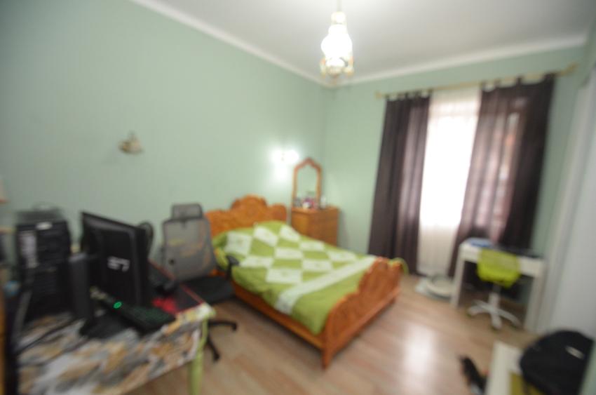 Apartament cu 3 camere si curte - 1