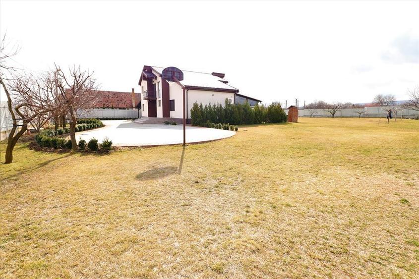 Casă individuală cu 5 camere cu Teren 2795 Mp în Budești