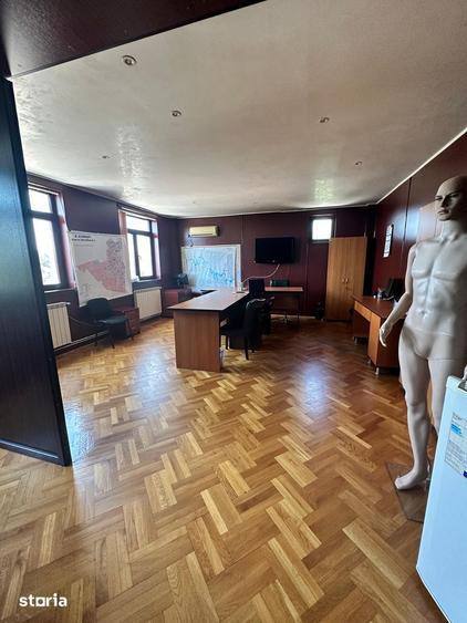 Spațiu comercial, de 1,300 mp, în Central