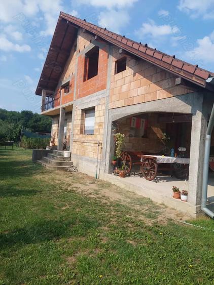 Casa la rosu cu teren 1000mp Rm.Valcea - 2