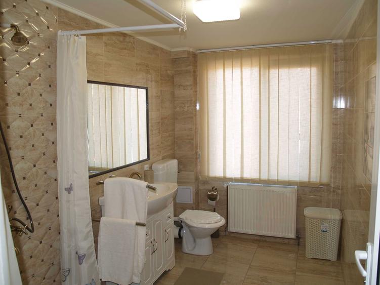 inchiriez apartament la casa, zona Decebal - 5