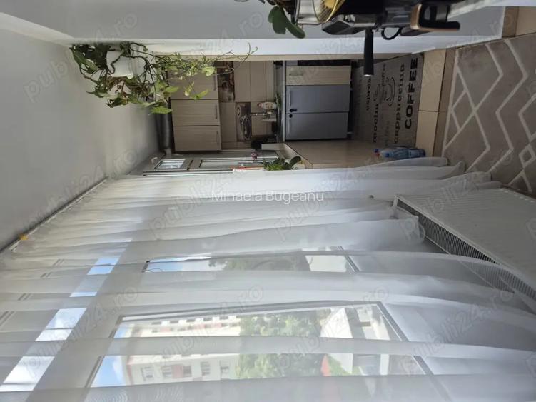 Apartament cu 2 camere transformat in 3 camere( bucataria mutata pe balcon)