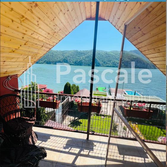 Casă individuală cu 4 camere cu Piscina în Eșelnița
