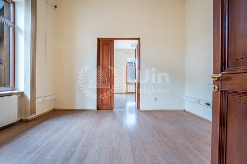 Casă individuală cu 12 camere cu Canalizare în Central
