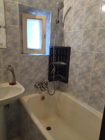 Apartament cu 2 camere semidecomandat, mobilat în Moinești