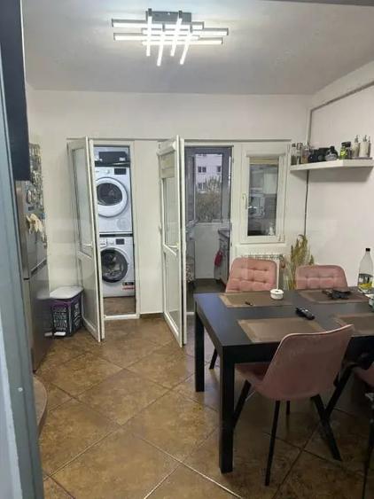 Apartament cu 4 camere decomandat, mobilat în Central