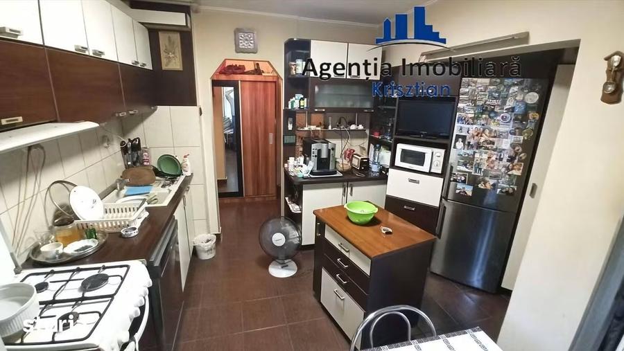 Apartament cu 3 camere semidecomandat în Burdea