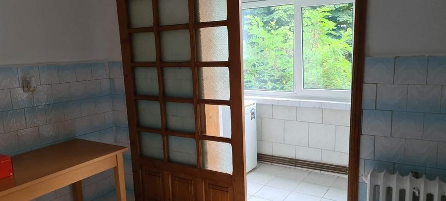 Apartament cu 3 camere decomandat, mobilat în Nicolina