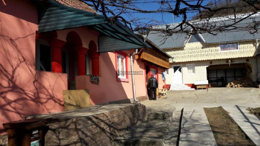 Casă individuală cu 5 camere cu Teren 3523 Mp în Central