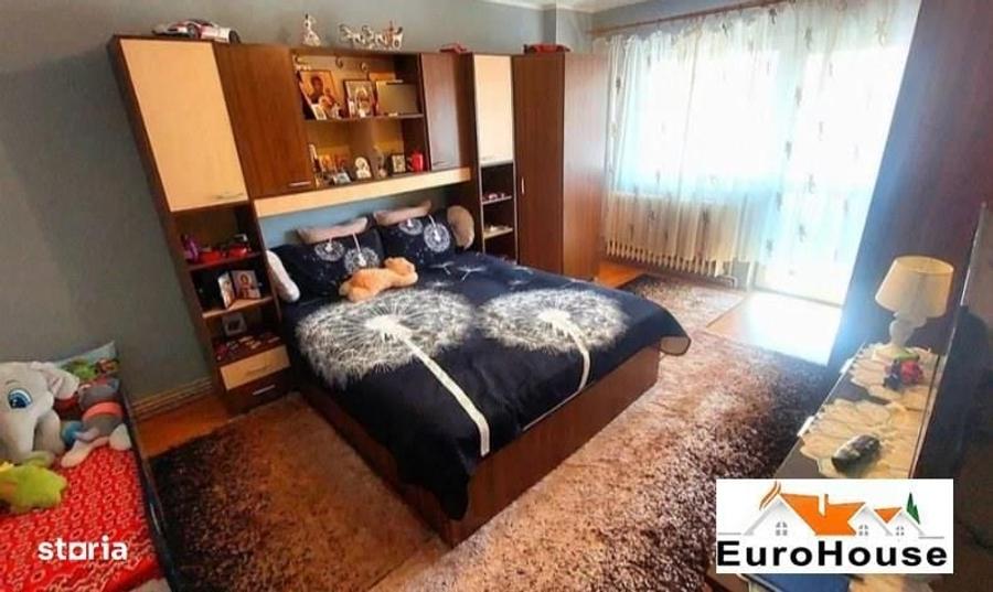 Apartament cu 4 camere decomandat în Cetate