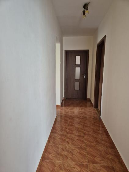 Apartament cu 4 camere semidecomandat, mobilat în Cedonia