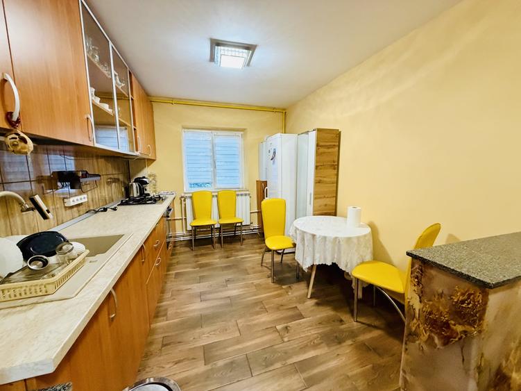 Apartament cu 3 camere decomandat, mobilat în Uverturii
