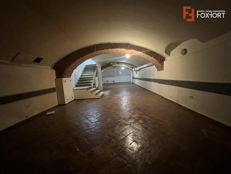 Spatiu comercial, Parter + Demisol, 200 mp, in Piata Libertatii - 12