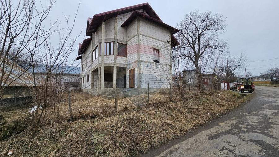 Casă / Vilă cu 12 camere, teren intravilan de 2869mp în Siminicea, SV - 32