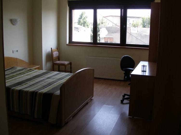 &Icirc;nchiriere apartament 4 camere - 5