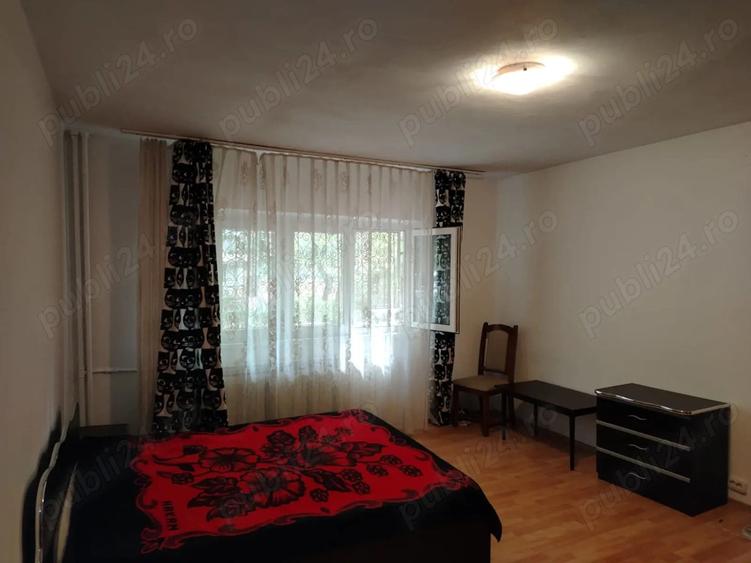 Propr. ofer ptr. inchiriere gars. 35 mp,ptr.minim un an de zile,la 375 E luna,la Eroii Revolutiei - 6