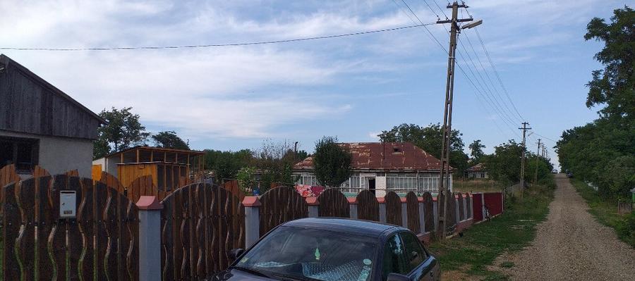 Casa, teren ?i anexe. In Boto?ani, Un?eni, Burle?ti - 11