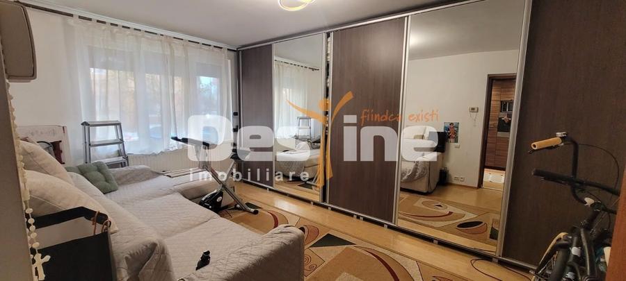 Apartament cu 3 camere decomandat în Craiter