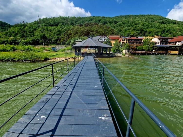 Pensiune Eselnita / 16 camere / Teren - 1448 mp / Ponton - 2