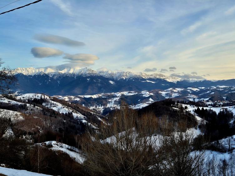 Teren cu priveliste deosebita /muntii Bucegi,in sat Pestera/Moeciu zona La Odai - 1