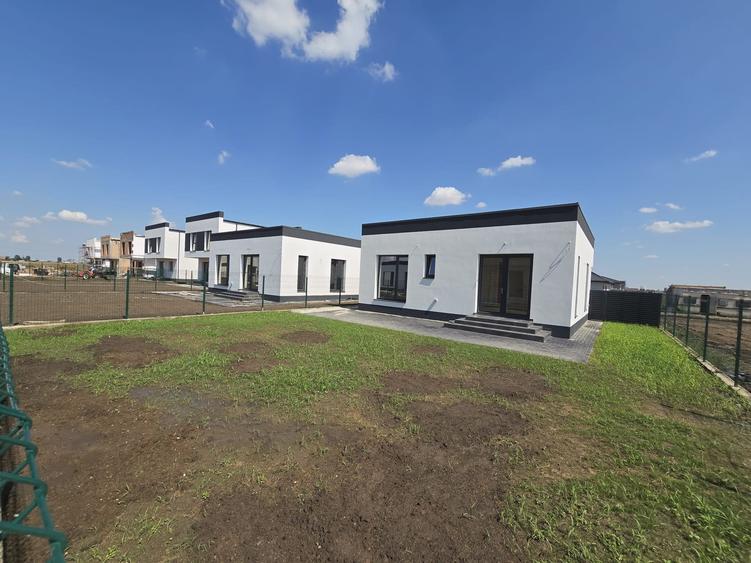 Casa parter 3 camere - 2 bai - apa curenta- incalzire pardoseala- str asfaltata - 7