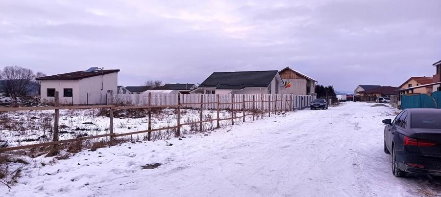 Lot de teren cu toate utilitatile intre case locuite - 9