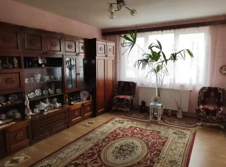 Apartament ultracentral, Pia?a Revolu?iei, etaj 1, decomandat - 1