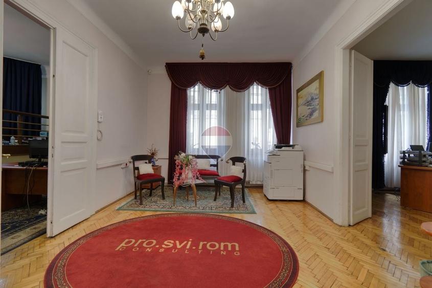 Apartament cu 5 camere decomandat în Semicentral