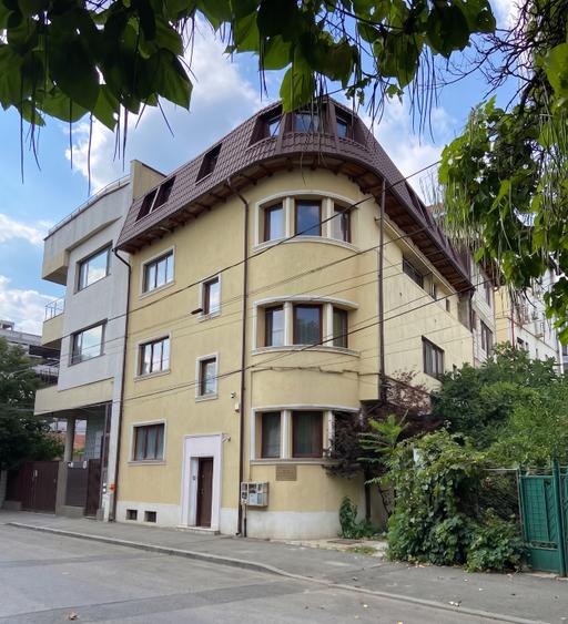 Casă cu 10 camere cu Teren 264 Mp în 13 Septembrie